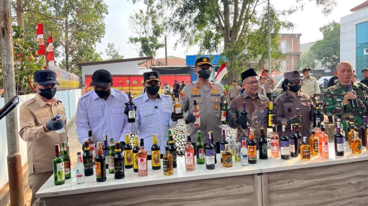Polres Cimahi Musnahkan Barang Bukti 5.048 Knalpot, Narkoba serta 15.112 Botol Miras