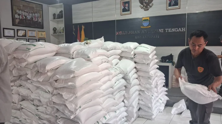 Bulog Bandung Siapkan 4.900 Ton Beras untuk Bantuan Pangan di Kota Bandung