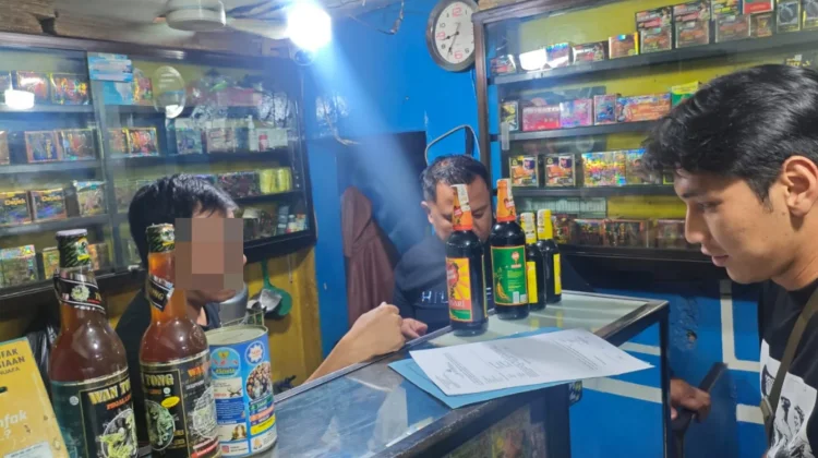 Razia Gabungan,Penjual dan Ratusan Botol Miras Diamankan