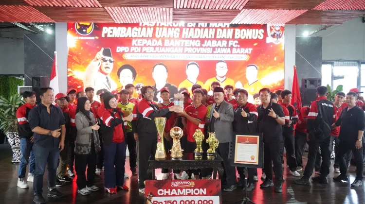 Apresiasi Juara Soekarno Cup, PDIP Jabar Serahkan Hadiah dan Bonus Rp660 Juta