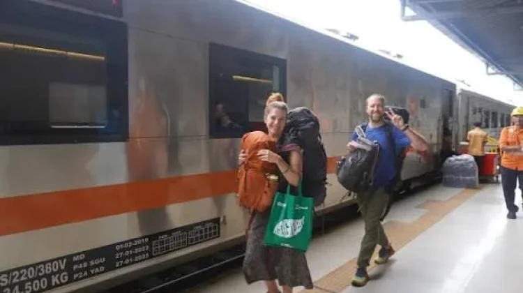 WNA, Bule Wisatawan Mancanegara Makin Memilih Kereta Api