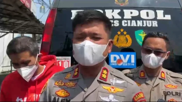 Dampak Abu Vulkanik Anak Gunung Krakatau Polres Bagikan Masker
