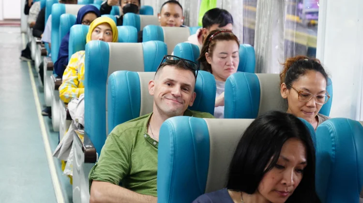 Melalui Kereta Api, WNA-Bule Menjangkau Keindahan Nusantara Indonesia