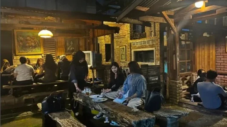 Menikmati Nostalgia Warkop Lama di tengah Kota Bandung