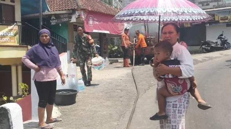 Bantu Warga Kekeringan, Koramil Jalancagak Salurkan Air Bersih ke Palasari Ciater