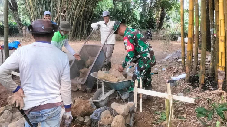 Wujud Kemanunggalan TNI, Babnisa Bergotong royong Bersama Warga Bangun Mushola