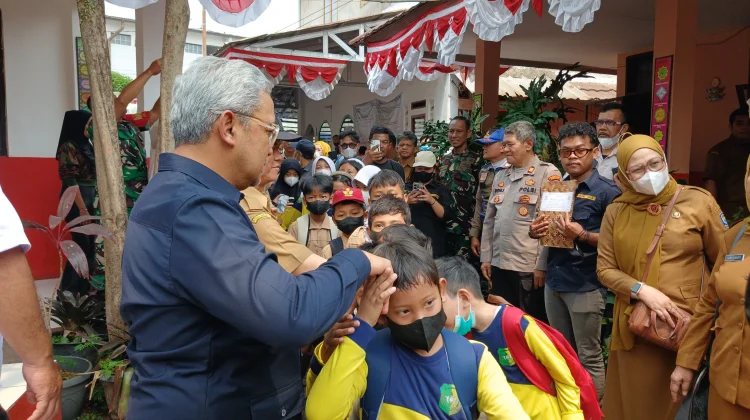 Farhan Imbau Warga Tetap Pakai Masker, PM2,5 di Bandung Masih Tidak Sehat