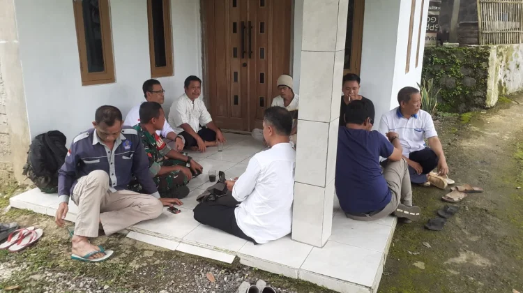 Babinsa Koramil Cijambe Gelar Komsos, Ajak Warga Jaga Keamanan dan Kenakalan Anak