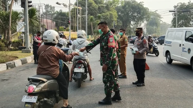 Antisipasi Debu Vulkanik Krakatau, Koramil Subang Bagikan Masker ke Warga