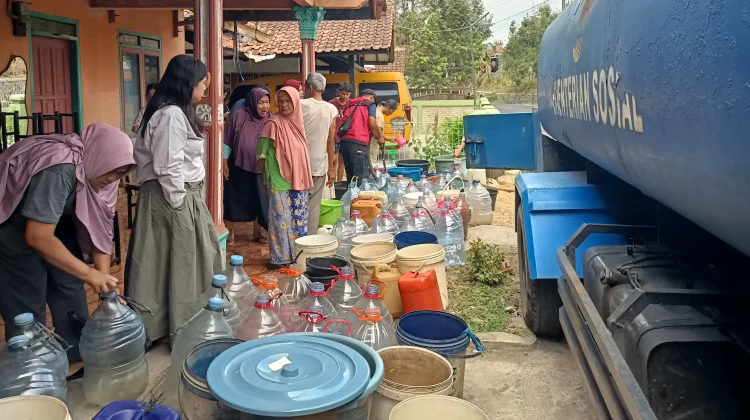 Krisis Air, Tagana Distribusikan Air Bersih kepada warga Cibalanarik Tasikmalaya