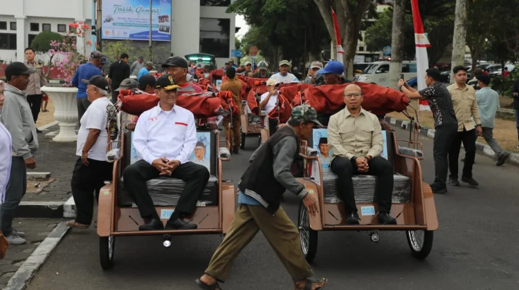 Becak Listrik Bantuan Presiden diserahkan Kepada 220 Penerima di Tasikmalaya