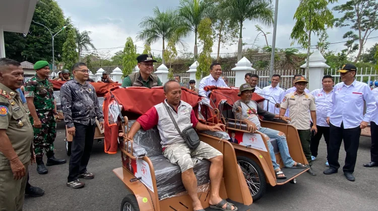 Pemkab Tasikmalaya bersama GSN Salurkan Ratusan Becak Listrik Bantuan Presiden