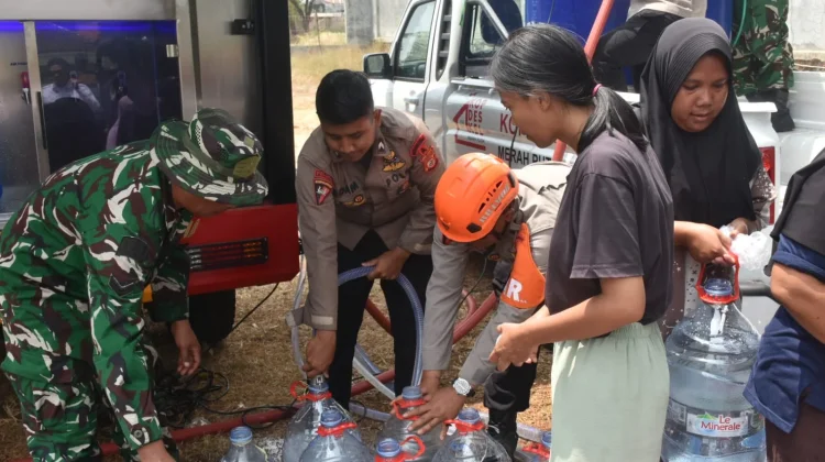 Pemkab Sumedang dan Brimob Salurkan 8.000 Liter Air ke Warga Darmaraja