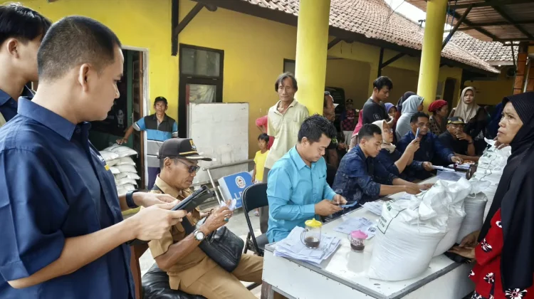 BULOG Kawal Penyaluran Beras Bansos di Cirebon hingga ke Penerima