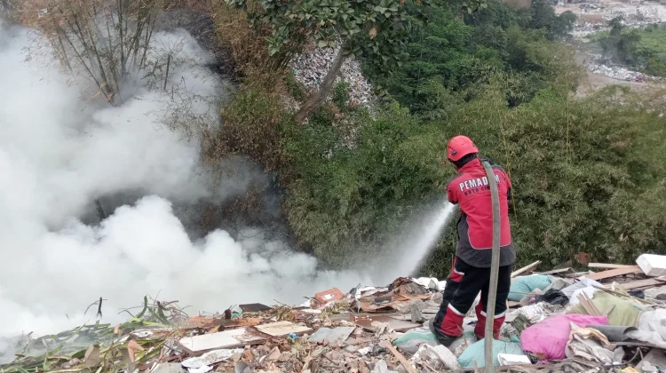 Bakar Kabel dan Ban, Lahan Kosong di Cibeber Cimahi Terbakar