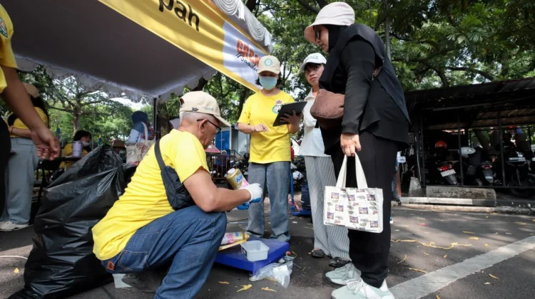 Di Kota Bandung Sampah Ditukar Voucher dan Layanan Kesehatan