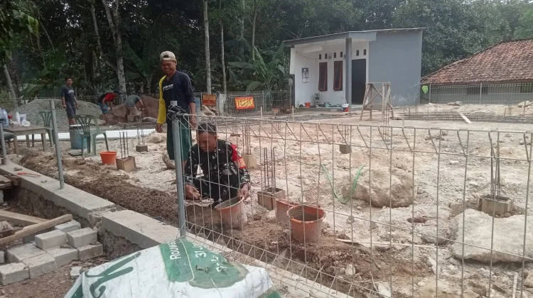 Babinsa Koramil Purwadadi Gotong royong Dengan Warga Bantu Buat Pondasi Rumah