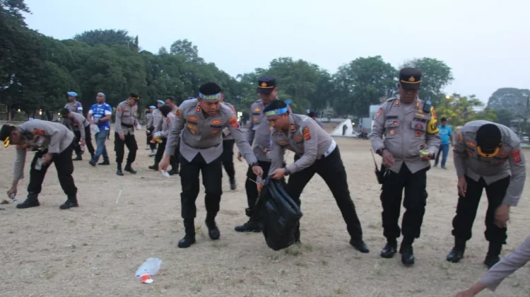 usai Nobar, Alun-alun Subang Kembali Bersih, Berkat Kapolres dan Para Bobotoh