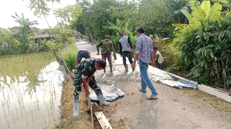 Bakar Semangat Warga, Babinsa Binong Turun Langsung Bantu Pengecoran Jalan