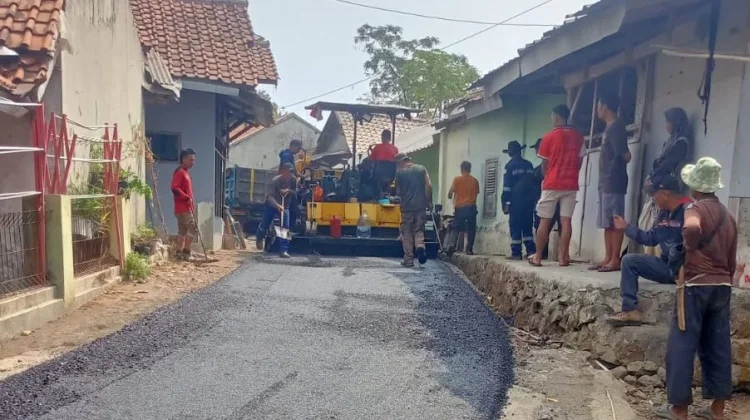 Akses Warga Buahdua Makin Nyaman, Jalan Burujul-Gendereh Dihotmix