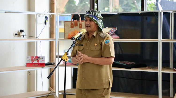 Vokalis Band Bentukan KDM Berpulang, Diky Candra Bersama Warga Doakan Almarhumah
