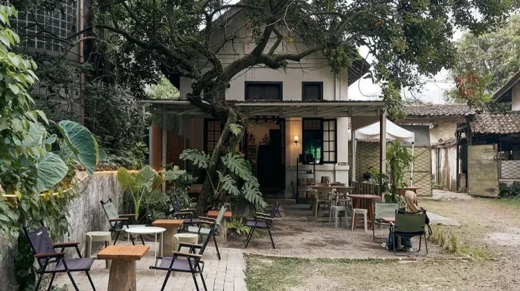 Rumah Kopi Sedjahtera, Nuansa Rumah Nenek di Bandung