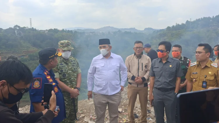 Diduga Jadi Tempat Penimbunan Sampah Ilegal, Lahan Kosong di Ciumbuleuit Terbakar