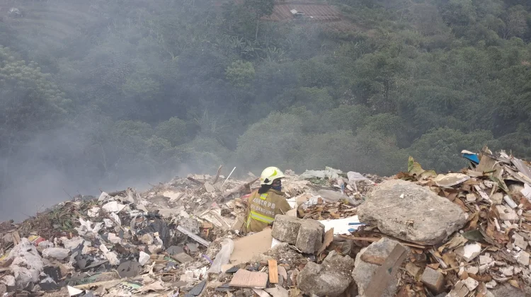19 Warga Terdampak Asap Kebakaran Lahan Cihanja Ciumbuleuit