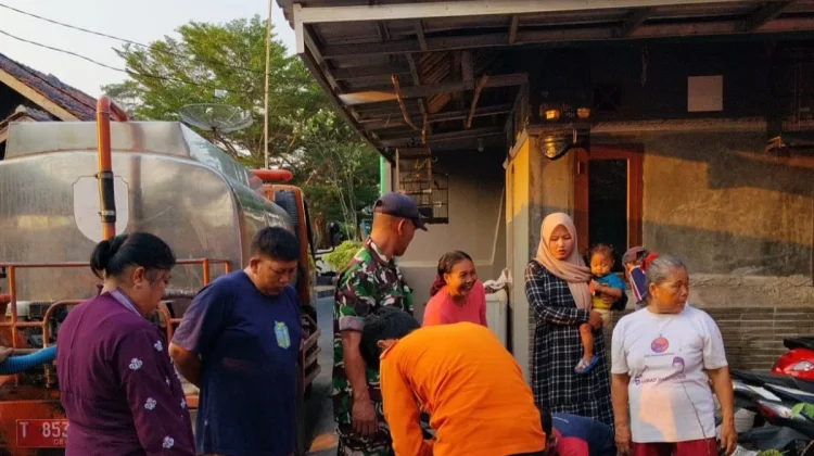 Demi Pembagian Merata ke Warga, Babinsa Kawal Penyaluran Air Bersih oleh BPBD