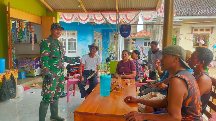 Babinsa Koramil Pagaden, Ajak Warga Jaga Lingkungan Dari Potensi Kebakaran