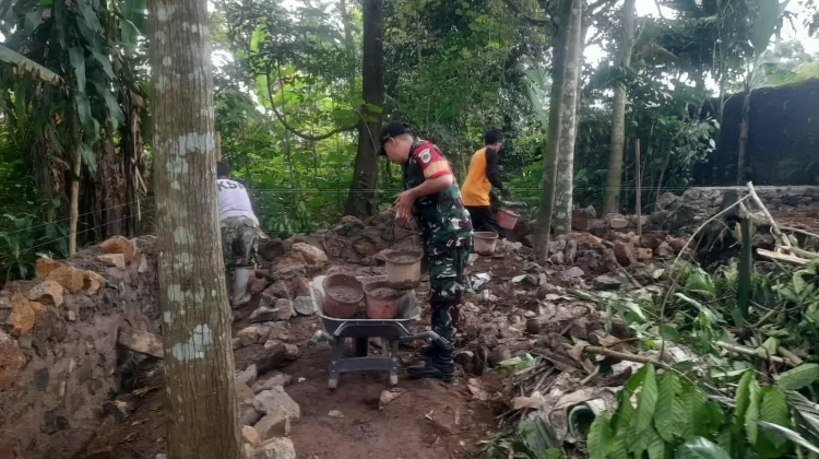 Babinsa Koramil Tanjungsiang, Jadi Motor Penggerak Karya Bakti Bangun TPT