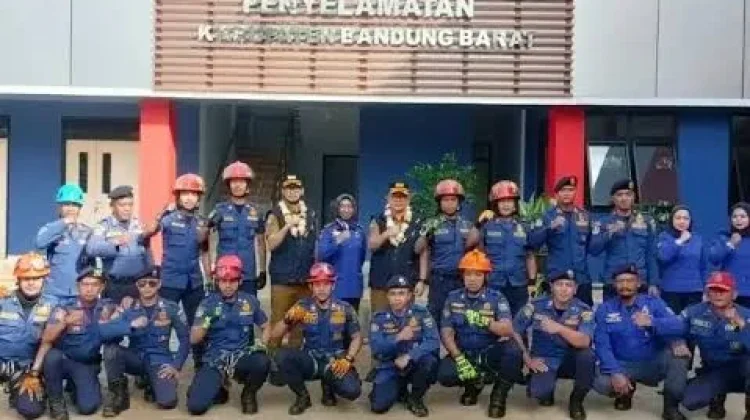 Tak Hanya Kebakaran, Damkar Bandung Barat Bantu Warga Atasi Sejumlah Kasus