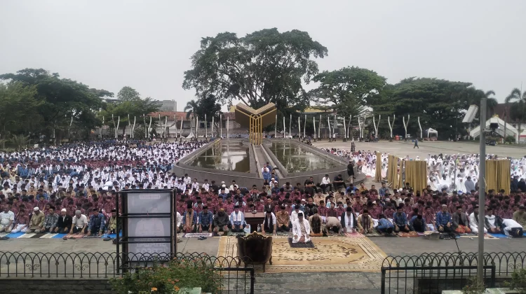 Minta Turun Hujan, Ribuan Warga Cianjur Ikut Sholat Istisqo