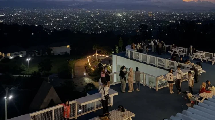 Nempoe Cafe, Menikmati Senja hingga City Light Bandung