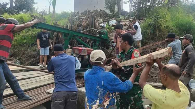 Warga Ciwidey Terima Bantuan Rutilahu dari TNI, Ela: TNI Semakin Jaya