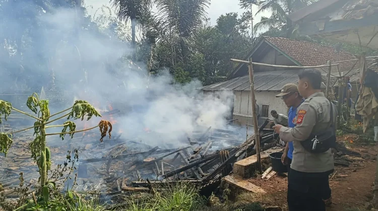 Dipicu Api Tungku Pembuatan Gula Aren, Rumah Warga di Tasikmalaya Terbakar