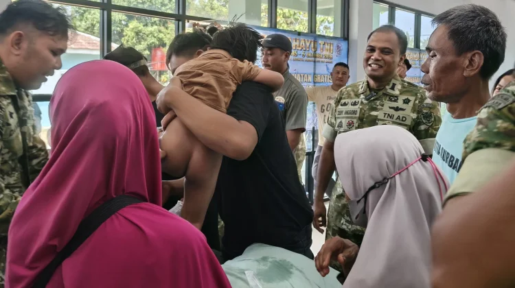 Warga Apresiasi Khitanan Masal HUT TINI, yang di Gelar Kodim 0605/Subang