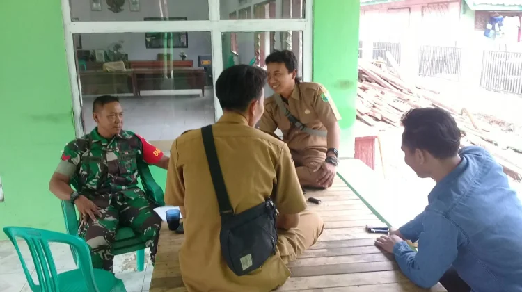 Babinsa Koramil Binong Komsos Denga Aparatur Desa, Bahas Soal Lingkungan