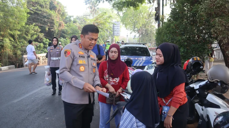 Polres Subang Sapa Warga di CFD, Gelorakan "Jaga Rawat Jawa Barat Presisi"