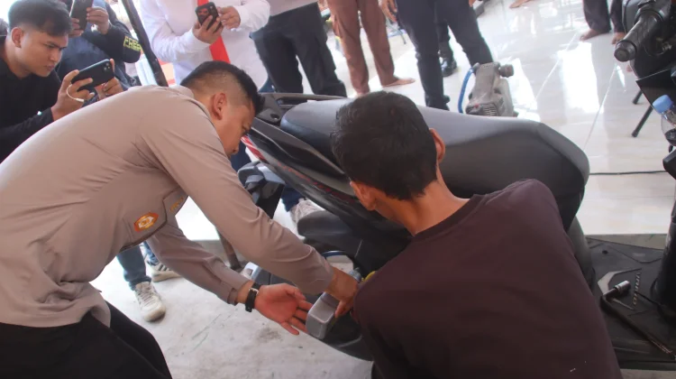 Wujud Kepedulian Polri, 100 Driver Ojok Dapat Ganti Oli Gratis Dari Polres Subang