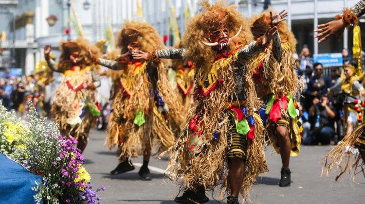 Pawai Jampana HJKB 216 Tampilkan Kekhasan Tiap Kecamatan dan OPD