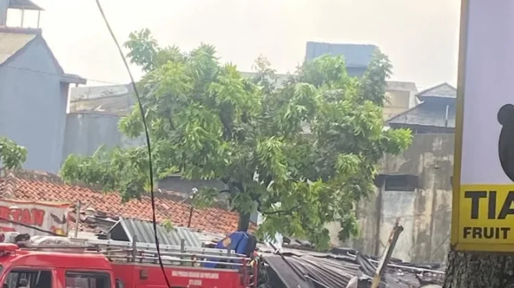 Baliho Roboh di Buah Batu, Disdamkarmatan Lakukan Penanganan dan evakuasi