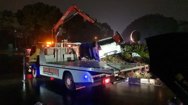 Salah Injak Pedal, Mobil Tabrak dan Tersangkut di Gerbang Taman Kampus UPI Bandung