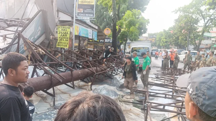 Baliho Roboh di Jalan Buah Batu Bandung, Satu Orang Luka Ringan