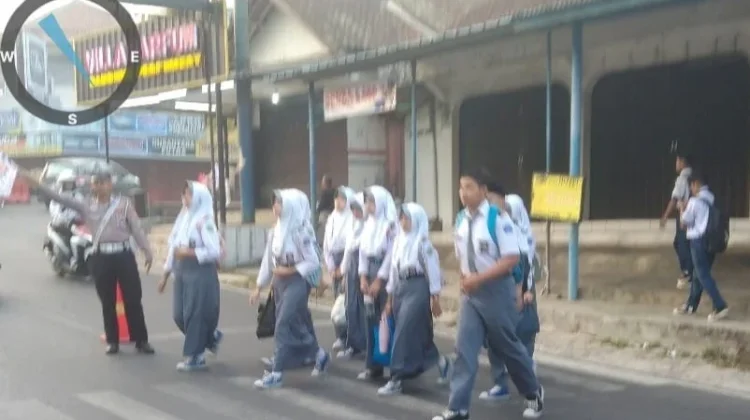 Polisi Hadir di Gerbang Sekolah, Pastikan Pelajar Jalancagak Aman