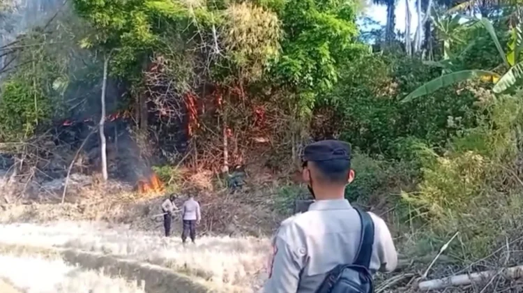 Polsek Malausma Padamkan Kebakaran Lahan di Majalengka, Warga Diimbau Waspada