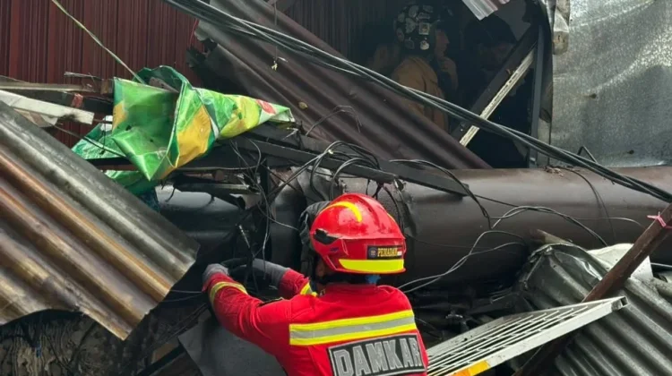 Billboard Roboh di Buahbatu Bandung, Empat Orang Sempat Terjebak
