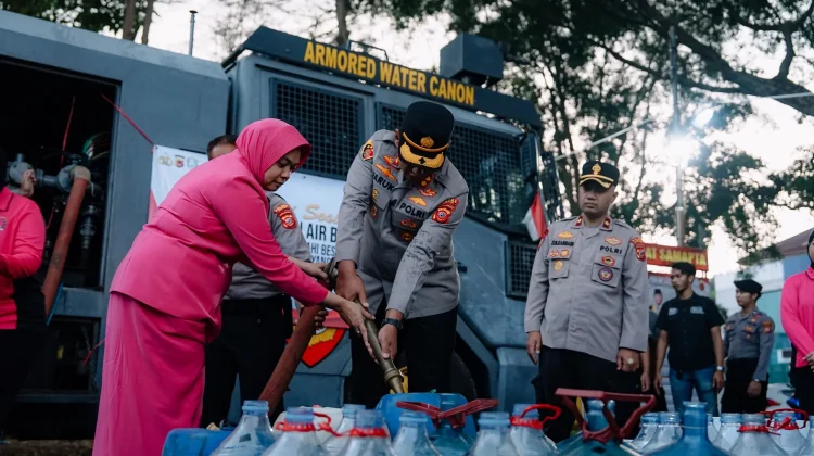 Polres Cimahi Distribusikan 8.000 Liter Air Bersih Setiap Hari saat Kemarau