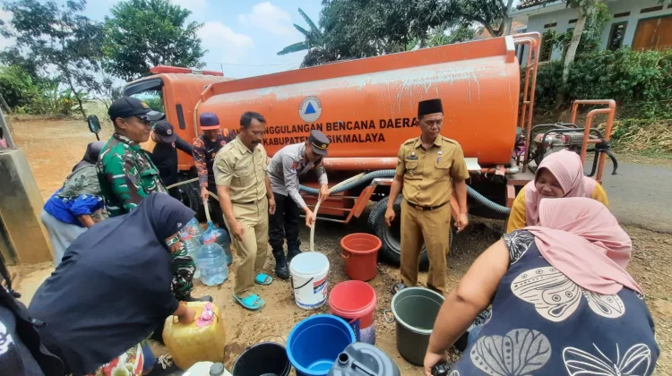Bantu Warga Terdampak Kemarau, Polsek Bojonggambir dan BPBD Salurkan Air Bersih
