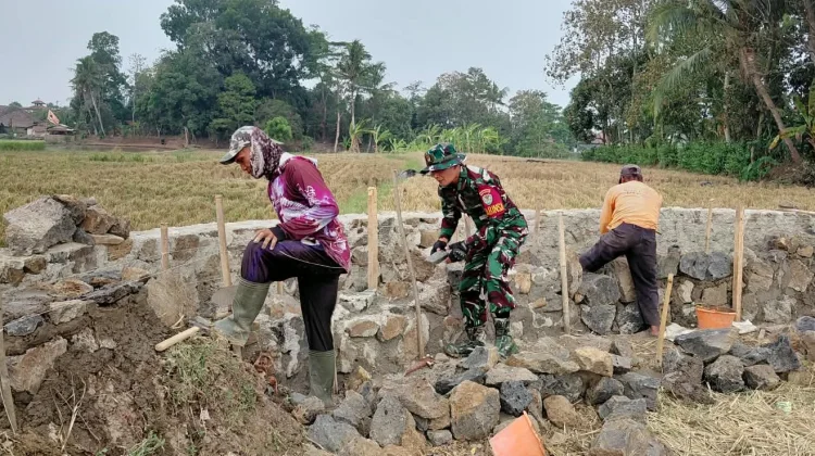 Babinss Koramil 0501/Subang Bantu Petani Bangun TPT Saluran Air Irigasi ke Sawah